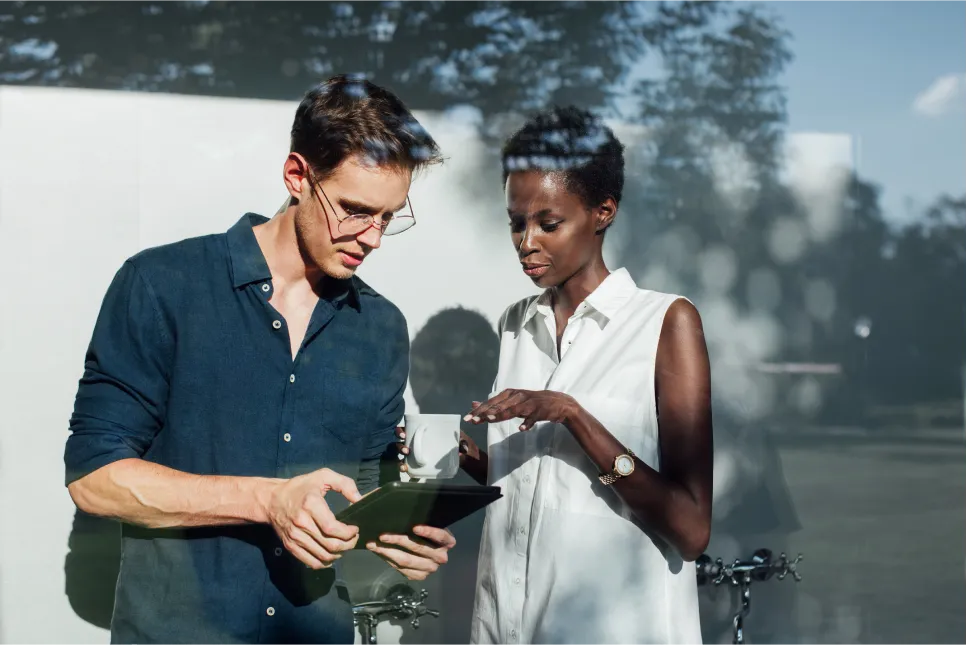 Pessoa com headset atendendo cliente via chat